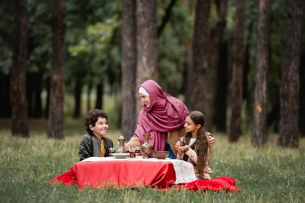 Mujer Árabe Sonriendo Los Niños Con Vasos Tradicionales Parque — Foto de Stock