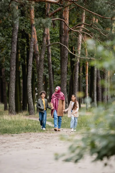 Arabská Matka Procházky Dětmi Parku Během Podzimu — Stock fotografie