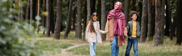 Mulher Árabe Tradicional Hijab Andando Perto Crianças Parque Outono Bandeira — Fotografia de Stock