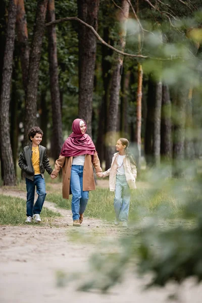 Vrolijke Arabische Moeder Hijab Wandelen Met Kinderen Het Park — Stockfoto