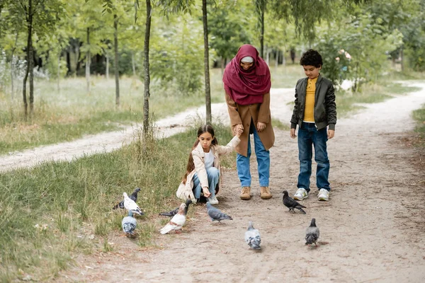 Arabische Moeder Kind Buurt Van Vogels Het Park — Stockfoto