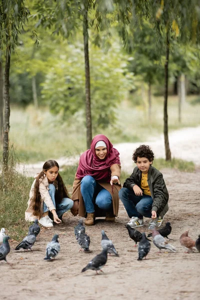 Mujer Musulmana Señalando Pájaros Cerca Niños Parque — Foto de Stock