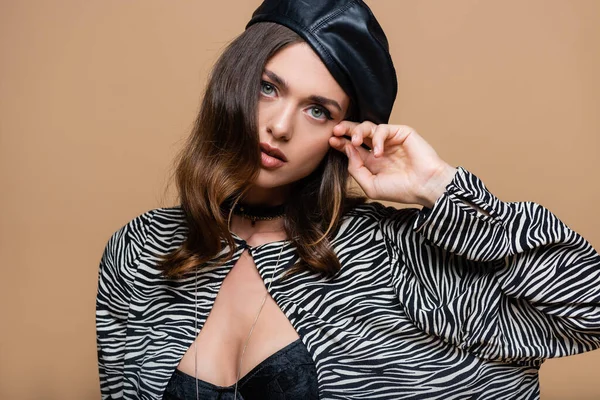 Brunetka Žena Zebra Tisk Blejzr Baret Při Pohledu Kameru Zatímco — Stock fotografie