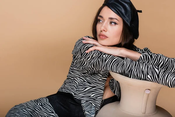 Giovane Donna Abito Zebra Stampa Nero Basco Posa Vicino Vaso — Foto Stock