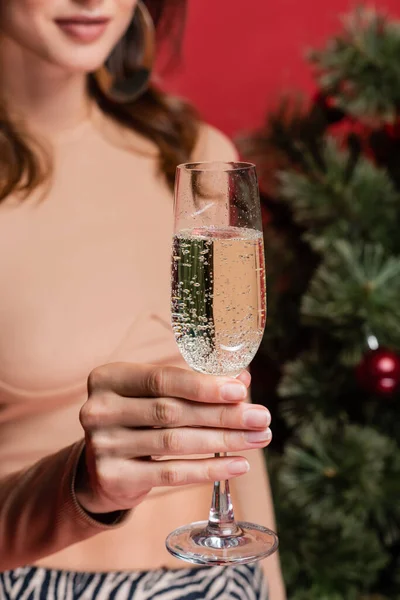 Abgeschnittene Ansicht Einer Verschwommenen Frau Die Ein Glas Champagner Der — Stockfoto