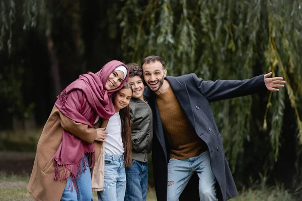 Spennende Muslimsk Familie Som Ser Kamera Utendørs stockfoto