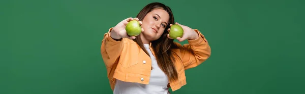 Hezká Žena Nadváhou Drží Zelená Jablka Izolované Zelené Prapor — Stock fotografie