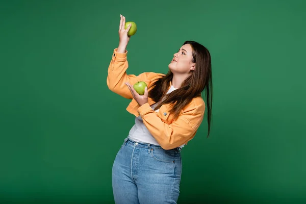 Lächelnde Frau Mit Übergewicht Hält Ganze Äpfel Isoliert Auf Grün — Stockfoto