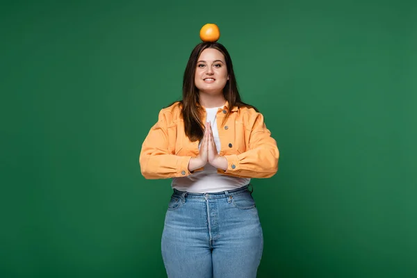 Donna Sorridente Con Sovrappeso Arancione Sulla Testa Mostrando Mani Oranti — Foto Stock