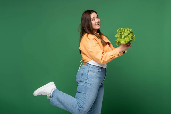 快乐的女人 有超重的生菜 绿叶隔离 — 图库照片