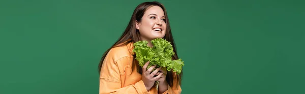 Fröhliche Frau Mit Übergewicht Hält Biosalat Isoliert Auf Grünem Banner — Stockfoto