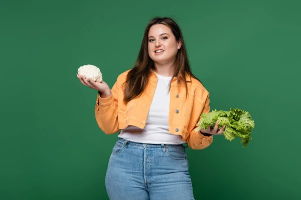 用绿色隔绝的生菜和花椰菜微笑身体呈阳性的女人 — 图库照片