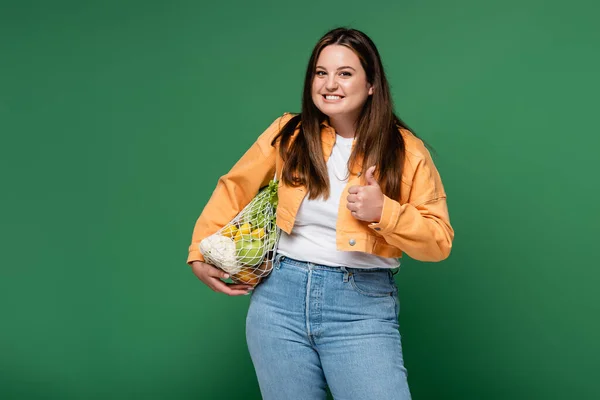 Corpo Sorridente Donna Positiva Con Cibo Fresco Sacchetto Netto Mostrando — Foto Stock