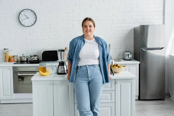 Smiling Woman Overweight Standing Food Kitchen — Stock Photo, Image