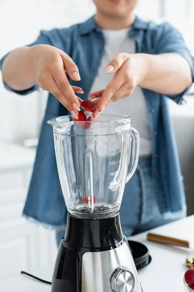 Vista Recortada Mujer Borrosa Más Tamaño Poniendo Fresas Licuadora Cocina — Foto de Stock