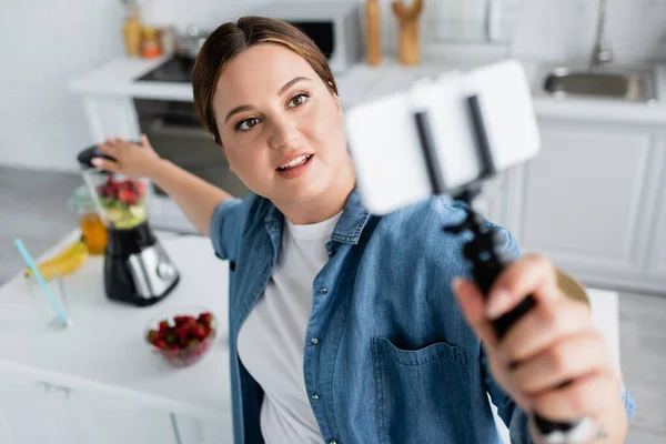 High Angle View Smiling Size Blogger Using Smartphone Blender Kitchen — Stock Photo, Image