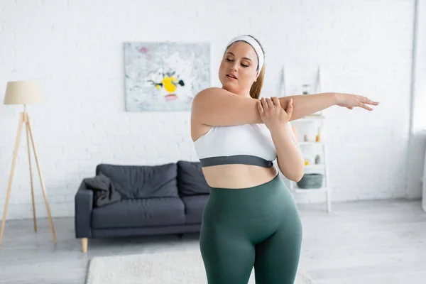Mulher Com Excesso Peso Exercitando Sala Estar — Fotografia de Stock