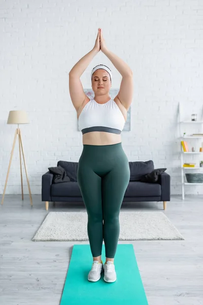 Además Mujer Tamaño Ropa Deportiva Pie Con Las Manos Oración — Foto de Stock