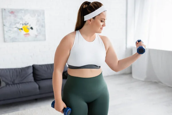 Vista Lateral Del Entrenamiento Mujer Talla Grande Con Mancuernas Sala — Foto de Stock