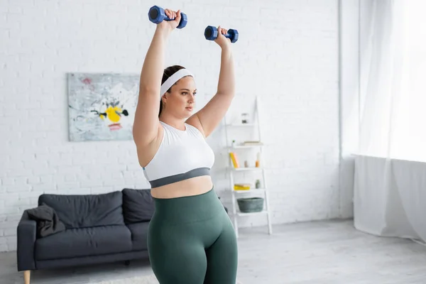 Além Mulher Tamanho Treinamento Sportswear Com Halteres Sala Estar — Fotografia de Stock