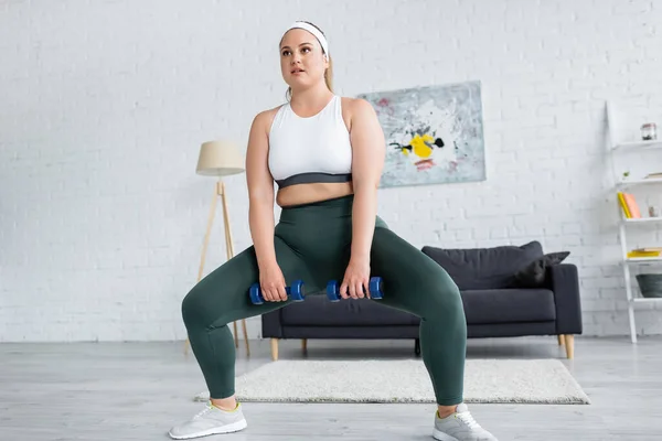 Size Vrouw Doet Squat Tijdens Training Met Halters Thuis — Stockfoto