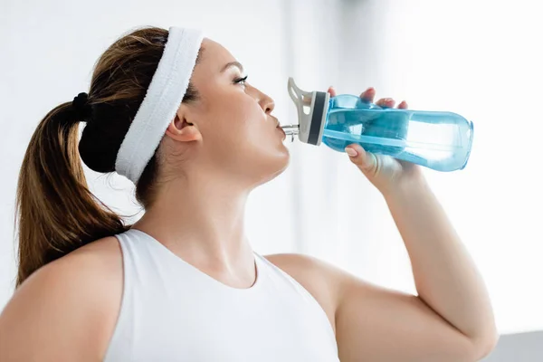 Vista Laterale Della Donna Size Abbigliamento Sportivo Acqua Potabile Casa — Foto Stock