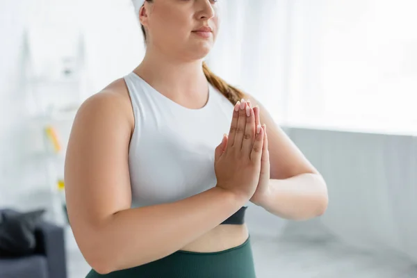 Vue Recadrée Une Sportive Grande Taille Faisant Des Mains Priantes — Photo