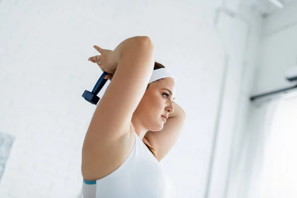 Evde Dambılla Yapılan Beden Ölçüsünde Spor Kadın Eğitiminin Yan Görüntüsü — Stok fotoğraf