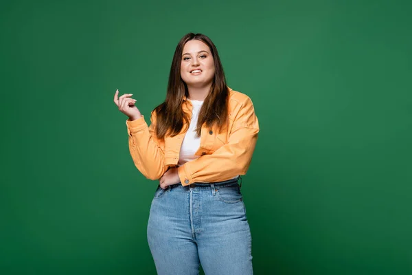 Jovem Size Mulher Sorrindo Para Câmera Isolada Verde — Fotografia de Stock