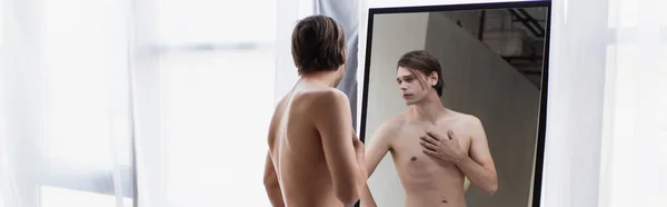 Bez Košile Transgender Mladý Muž Dívá Zrcadlo Prapor — Stock fotografie