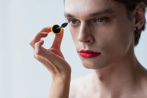 Maquiador Aplicando Rímel Jovem Transexual Homem — Fotografia de Stock
