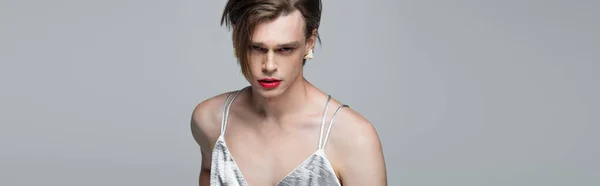 Jovem Transexual Homem Com Maquiagem Brinco Olhando Para Câmera Isolada — Fotografia de Stock