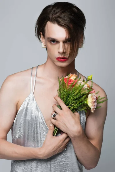 Jong Transgender Man Slip Jurk Houden Bloemen Geïsoleerd Grijs — Stockfoto