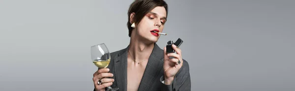 Junger Transgender Mann Blazer Mit Glas Wein Und Feuerzeug Beim — Stockfoto