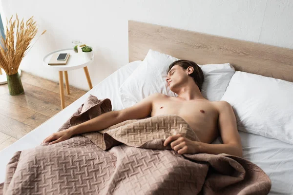 Joven Sin Camisa Hombre Transgénero Durmiendo Cama Casa — Foto de Stock