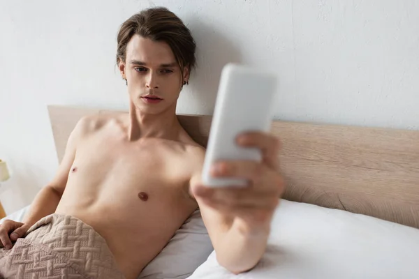 Hombre Transgénero Sin Camisa Tomando Selfie Teléfono Inteligente Borroso — Foto de Stock