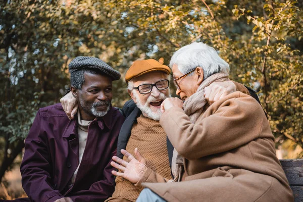 Glada Interracial Senior Vänner Talar Höstparken — Stockfoto