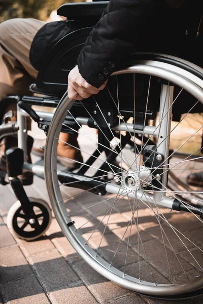 Vista Ritagliata Uomo Anziano Seduto Sedia Rotelle All Aperto — Foto Stock