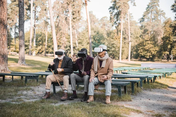 Interracial Elderly Friends Smartphone Using Virtual Reality Headsets Park — Stock Photo, Image