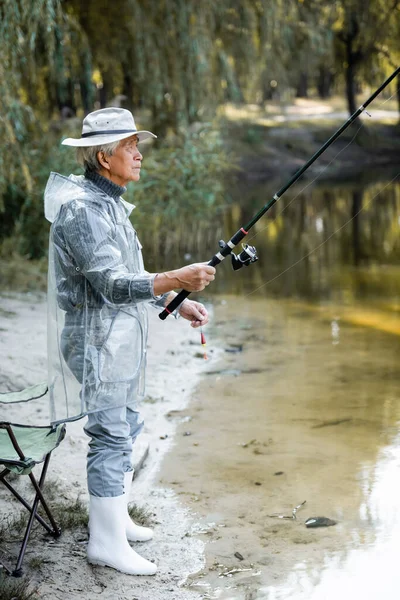 Vista Laterale Uomo Asiatico Pesca Vicino Lago Autunno — Foto Stock