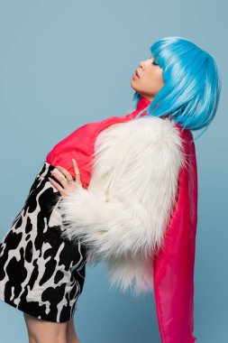 Güzel Asyalı pop sanatçısı kadının el ele tutuşup mavi renkte izole edilmesinin yan görüntüsü. 