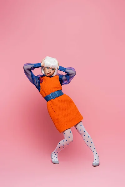 Elegante Asiatica Pop Art Donna Collant Punteggiato Posa Sfondo Rosa — Foto Stock