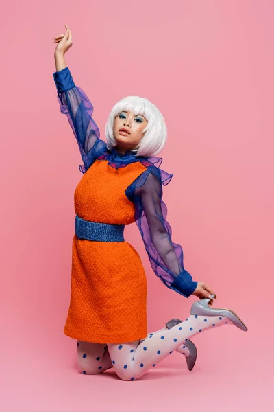 Asijské Pop Art Žena Vintage Šaty Pózovat Růžovém Pozadí — Stock fotografie