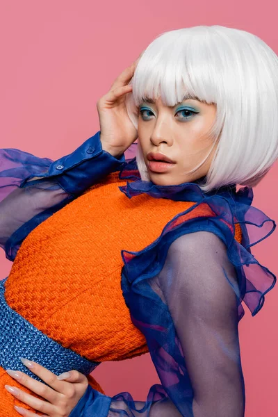 Pop Konst Asiatisk Modell Med Makeup Och Vit Peruk Tittar — Stockfoto