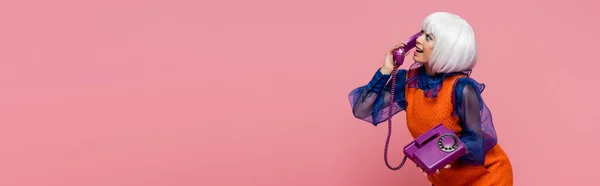 Oldalnézet Vidám Ázsiai Pop Art Modell Beszél Telefonon Elszigetelt Rózsaszín — Stock Fotó