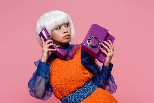Красивая Азиатская Модель Белом Парике Разговаривает Телефону Изолированы Розовый — стоковое фото