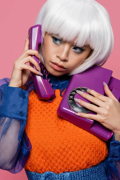 Asijské Pop Art Model Bílé Paruce Mluví Retro Telefon Izolované — Stock fotografie