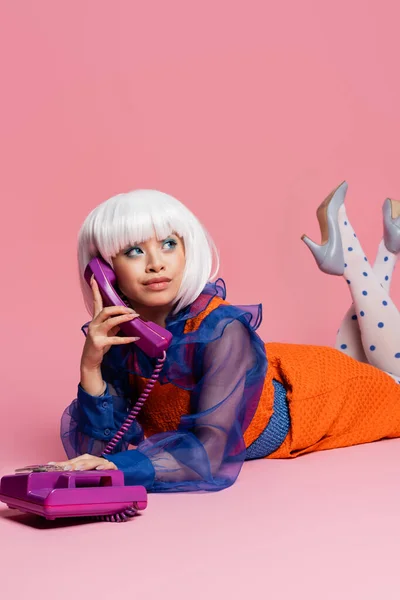 Mladý Asijský Pop Art Model Mluví Telefonu Zatímco Leží Růžovém — Stock fotografie