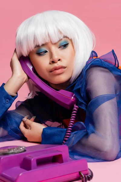 Stylový Asijské Pop Art Model Mluví Rozmazané Vintage Telefon Růžovém — Stock fotografie