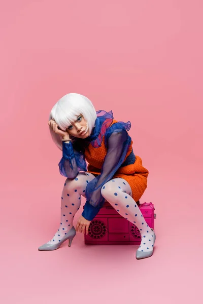 Stylový Asijský Pop Art Model Sedí Boombox Růžovém Pozadí — Stock fotografie